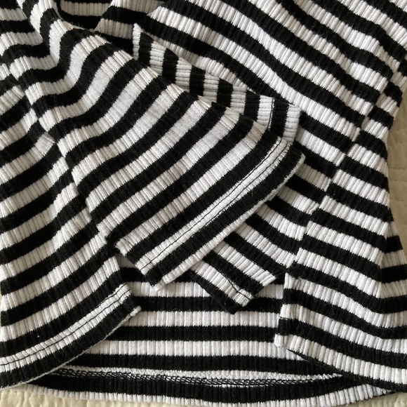 Old Navy black & white tank top size M (8) - Picture 4 of 4